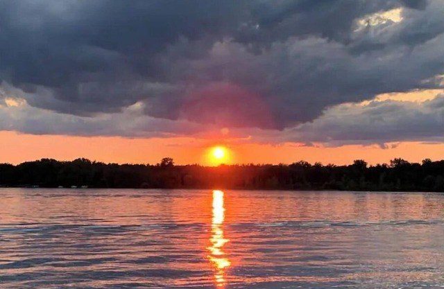 LAKE COTTAGE WITH PRIVATE DOCK-SANDY BOTTOM
