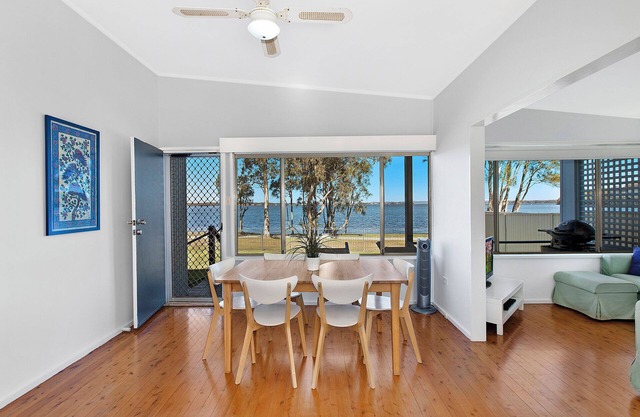 Lake Edge Cottage - Pet Friendly Accommodation