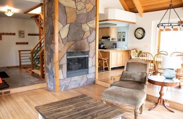 Lake Escape located in Beautiful Alpine Lake Resort. Fireplace and whirlpool tub!