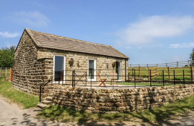 LAKE FARM COTTAGE, with hot tub in Pateley Bridge