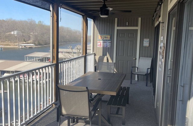 Lake Front Condo, 2 pools, playgrounds, Screened-in porch