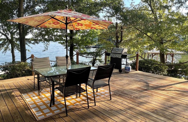 Lake Front Cottage, Private Boat Ramp & Dock, Kayaks, Arcade Games, Ping Pong