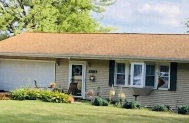 Lake Front Home and Deck on the lake the Lake level of the house is a suite