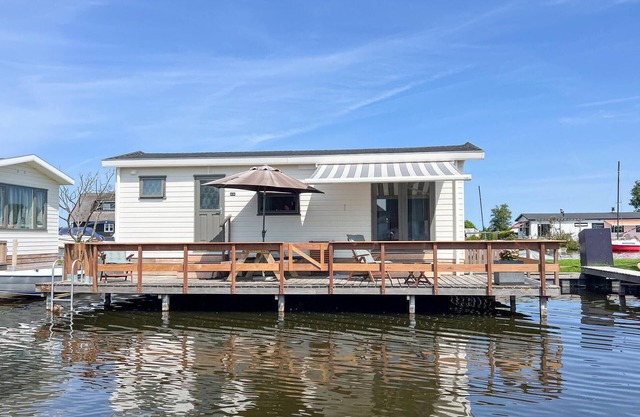 Lake front home in Breukelen