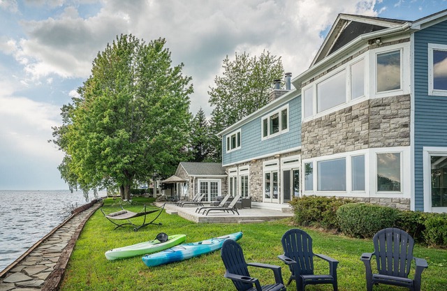 Lake Front home w/Hot Tub, Kayaks & Fire Pit