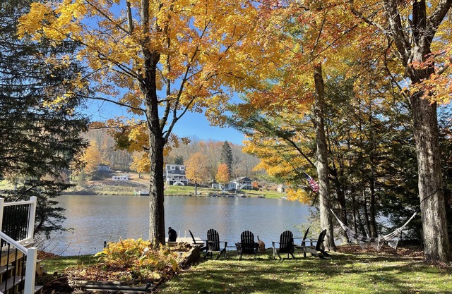 Lake front property! Just steps away from the lake! fishing, kayaking, skiing!