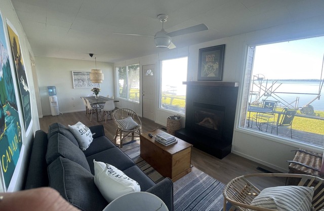 Lake Front Retreat 45 min from Edmonton