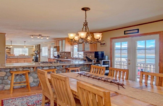 Lake Front, Rockies, Hiking, Mtn Biking! Aug. & Sept. Deals!
