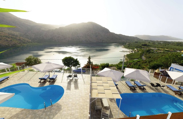 Lake Front Villa for 16, with 2 New Private Pool