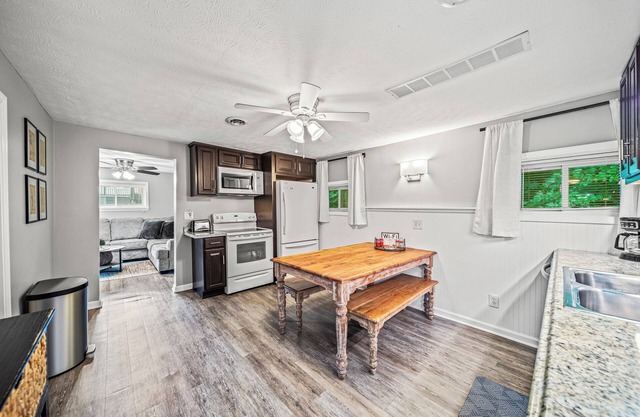 Lake Grove Cottage: 1 min walk to the Strip!