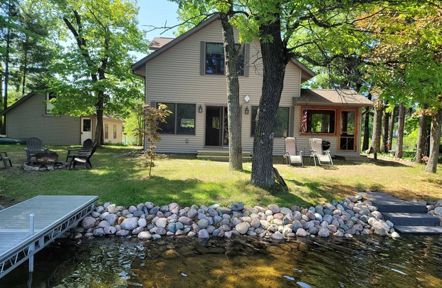Lake home close to Nordic Mountain and area golf courses.