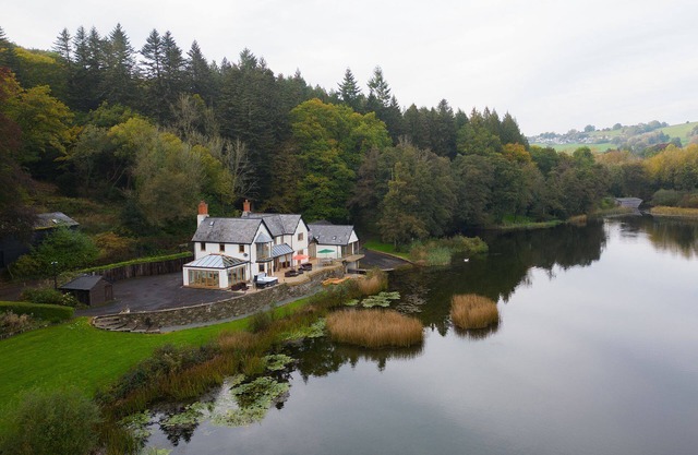 Lake House - Luxury Cottages