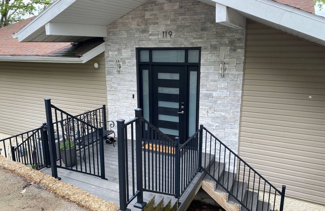 Lake house, new dock, boat slip. Great golfing & fishing. nSleeps 6 Adults.