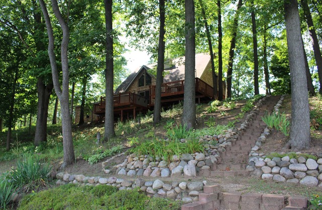 Lake House on a 4 Acre Wooded Lot With Hot Tub, wooded trails & kayaks!