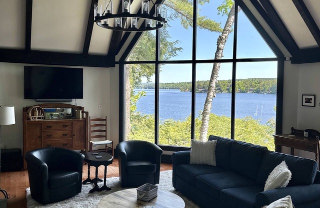 Lake house on beautiful Lake Sunapee w/large dock