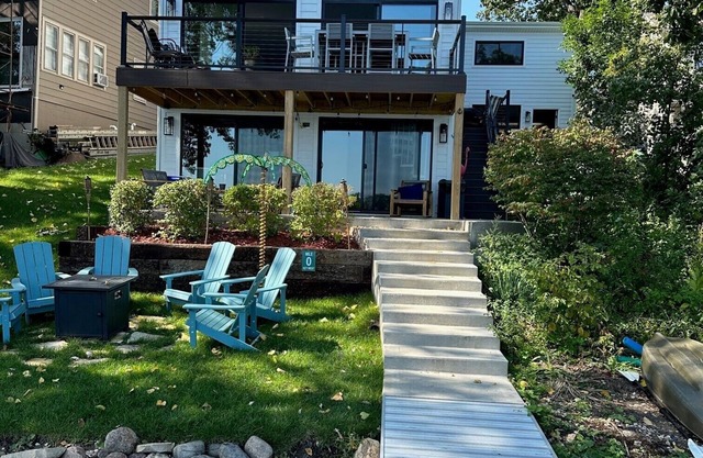 Lake House ON the Water! Unbelievable Views! Hot tub! Kayaks! NEWLY RENOVATED!