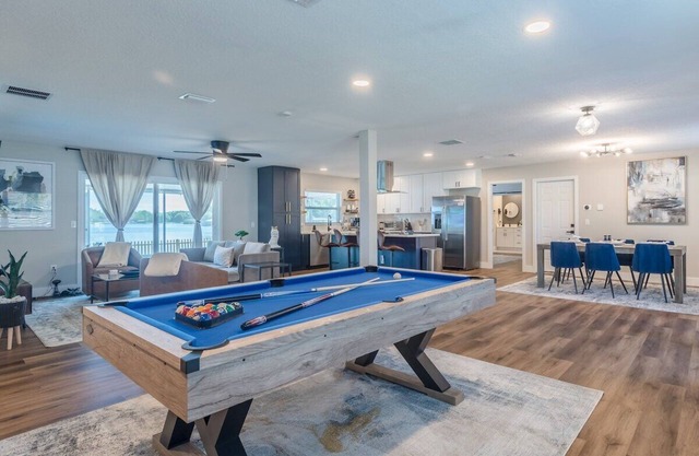 Lake House Retreat Near Downtown, Disney, Universal Studios and Airport