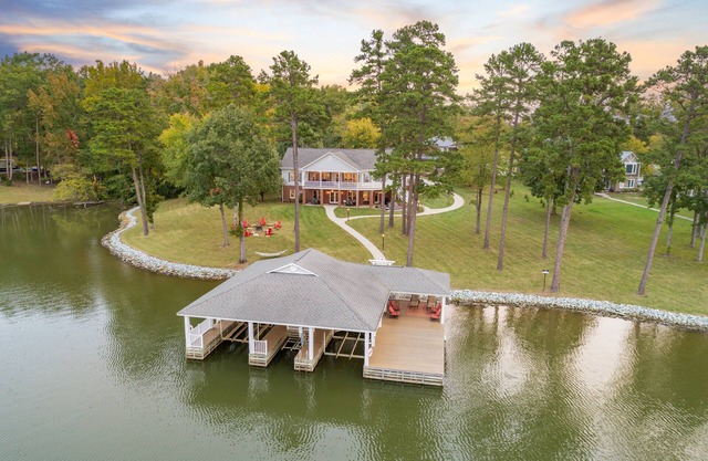 Lake Hyco Retreat - Family Friendly, VIR, Raleigh, Durham, RDU