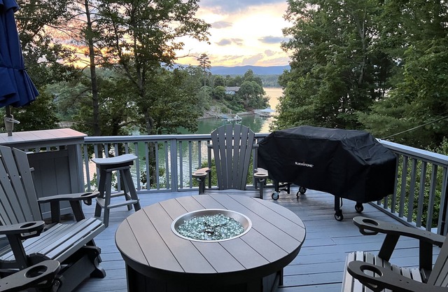 Lake James N.C. Waterfront, Private Dock, Bunkee/porch on water! Beautiful views