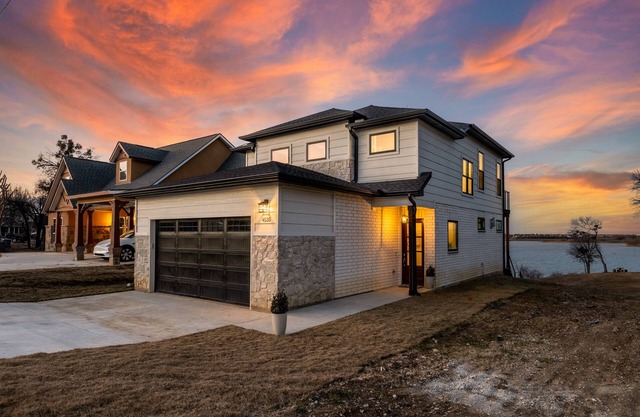 Lake Lewisville Luxury Lakefront Home, 3 BR 3 BTH, Sleep Up to 8