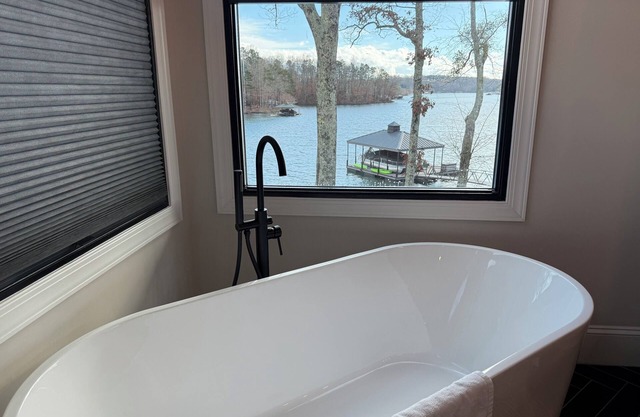 Lake Life Paradise- Luxury Waterfront HomenMinutes from Clemson