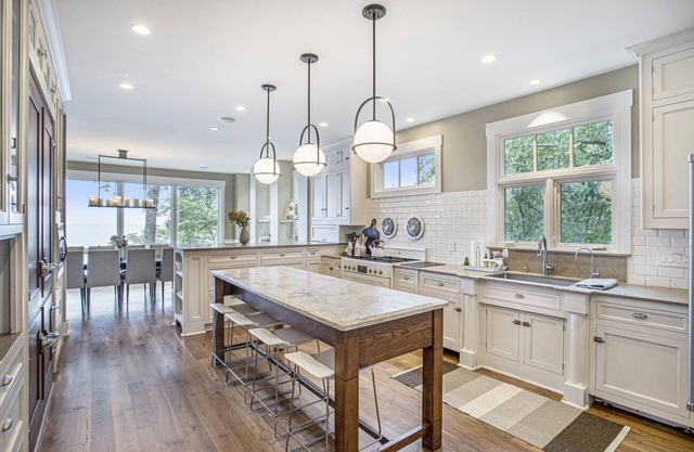 Lake Michigan Luxury Resort has sandy beach & Pool, Hot Tub, Gym & Pickleball