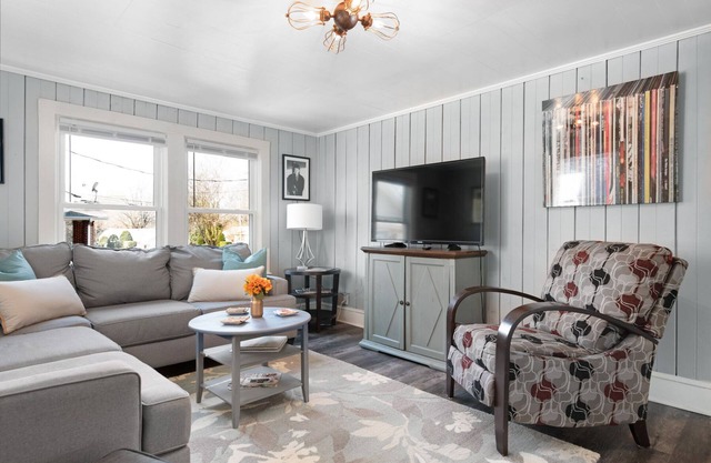 Lake Norman Shabby Chic bungalow in Cornelius close to Davidson