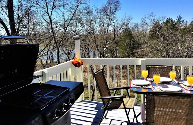 Lake of the Ozarks Lake Front, 3 mi to Truman Lake, Three Bedrm Lake Home.