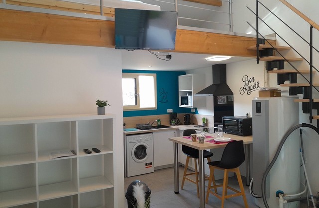 Lake on foot! Bright studio+mezzanine, TV, WIFI, terrace, parking, near village