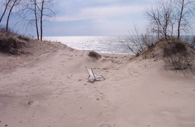 Lake Ontario East, sleeps 10, beach, 2 kayaks, firepit, gas grill, yard, porc