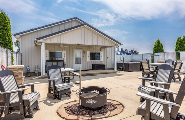 Lake Shelbyville Country Cottage w/Hot Tub - 5 minutes from Lake