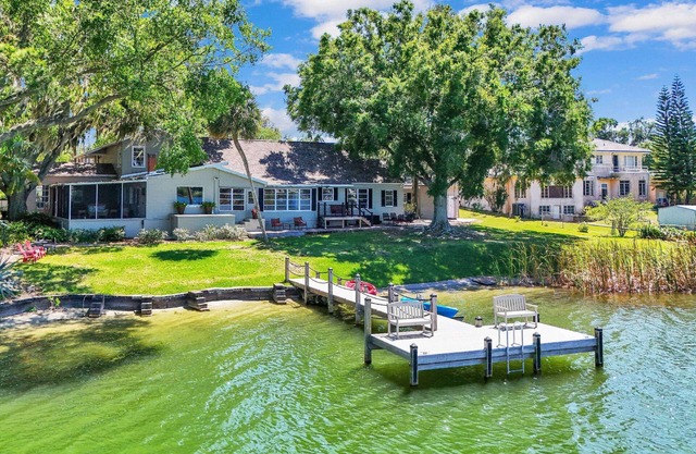 Lake Silver Retreat – Waterfront Pet Friendly Home w/Dock, Kayaks & Legoland-Themed Room!