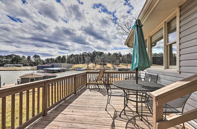 Lake Sinclair Cottage with Deck & Boat Dock!