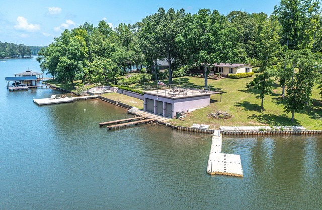 Lake Sinclair Getaway + Rooftop Patio