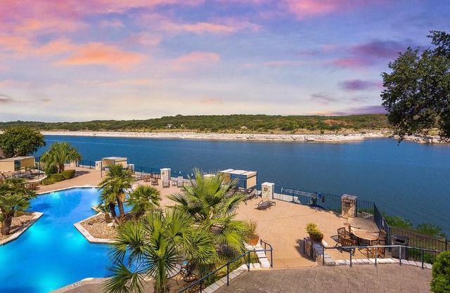 Lake Travis Stunning Waterfront, Sunset & Pool Views, Pet Friendly, Boat Ramp, Lago Vista, Texas
