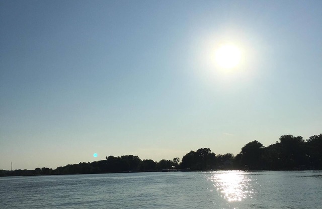 Lake view & access, plus private dock come with this beautiful & comfy home⛵️⚓️