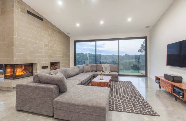 Lake View Contemporary Comforts meets Nature