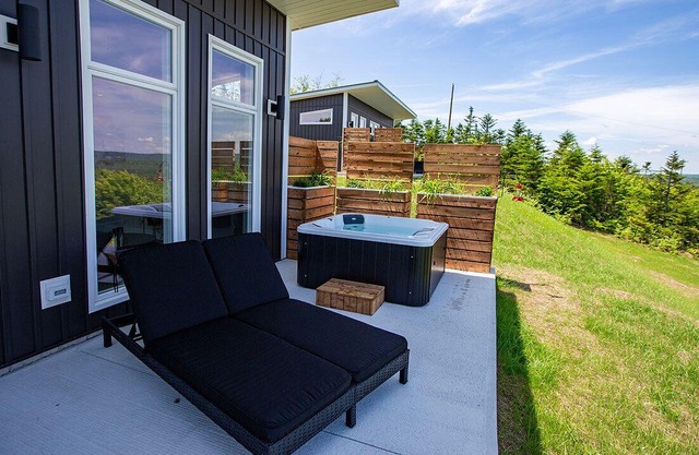 Lake View Cottage with Private Hot Tub - Eagle View