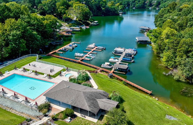 Lake View Landing - Amazing place to sit back and unwind!