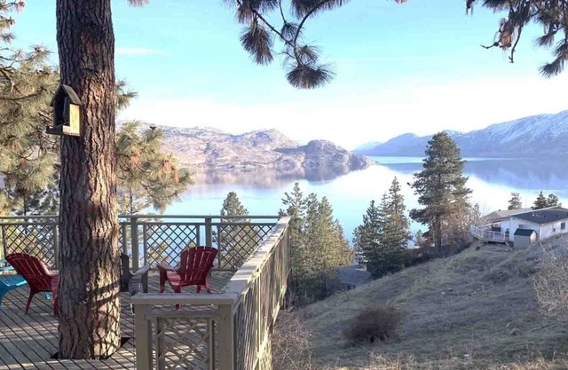 Lake View private MAIN Suite - 2 mins drive to Beach Ave/Downtown