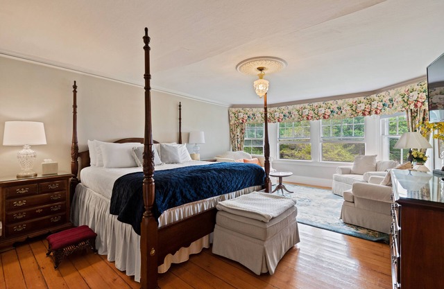 Lake View Suite - Large King, Ensuite Bath