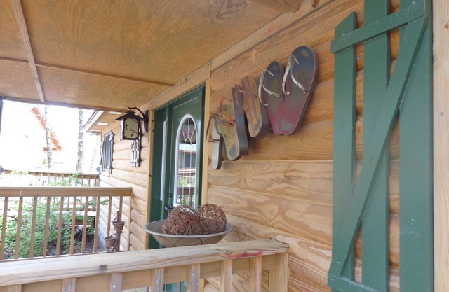 Lake view two bedroom, two bath log-sided cottage with private hot tub overlooking Lake Ouachita. by RedAwning