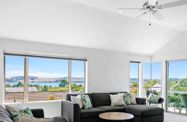 Lake Views! 5 Minutes Drive to Town Centre