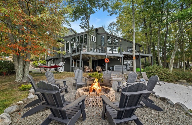 Lake views from every room! West End Pond has hot tub/game room/fireplace/kayaks