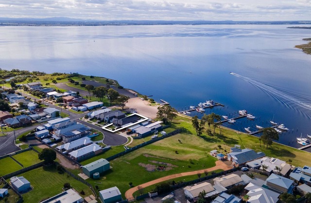 Lake Views Retreat - Incredible water views looking over the Gippsland Lakes