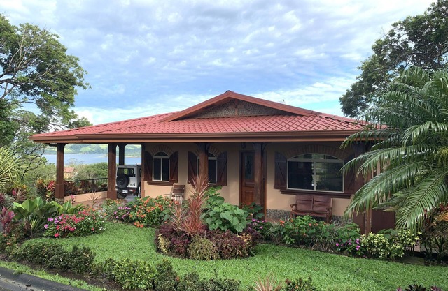 Lake & Volcano Views! 3 Bedroom, 2 1/2 Bath, Full Home - 10% 7 Day Discount