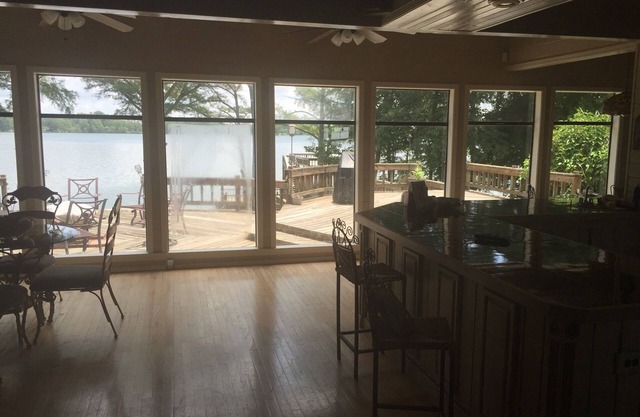 Lake Washington Fishing Lodge 4 Bedroom 5 Bathrooms!!