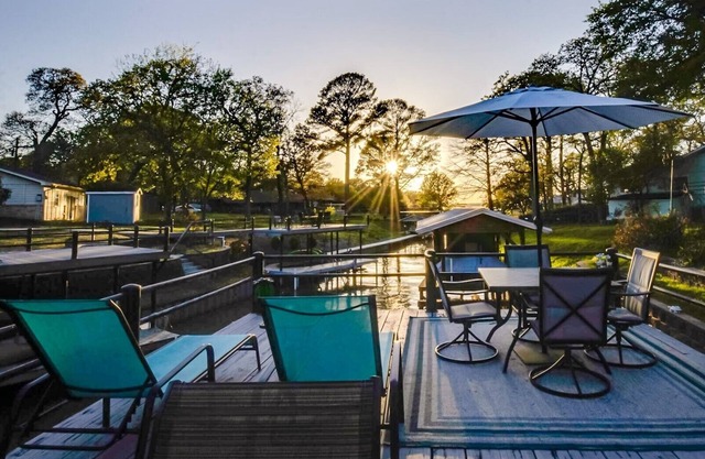 Lakefront/2 Story Dock/Kayaks/Porch Fireplace & TV/Luxurious & Rare/PET FRIENDLY