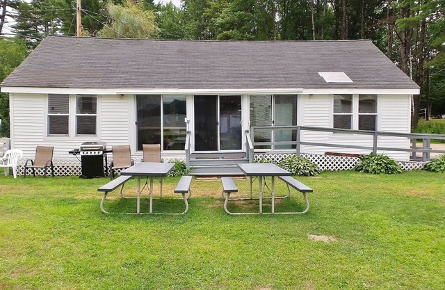 LAKEFRONT 3 BDRM, 2 LOFTS, BEACH, DOCK, close to town