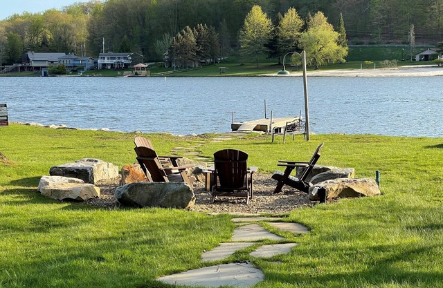 Lakefront 4 Bedroom 2.5 Bath Hot Tub, Firepit, Dock, Deck and great backya